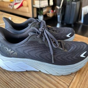 COPY - Women’s Hoka Arahi 6 — size 8.5B